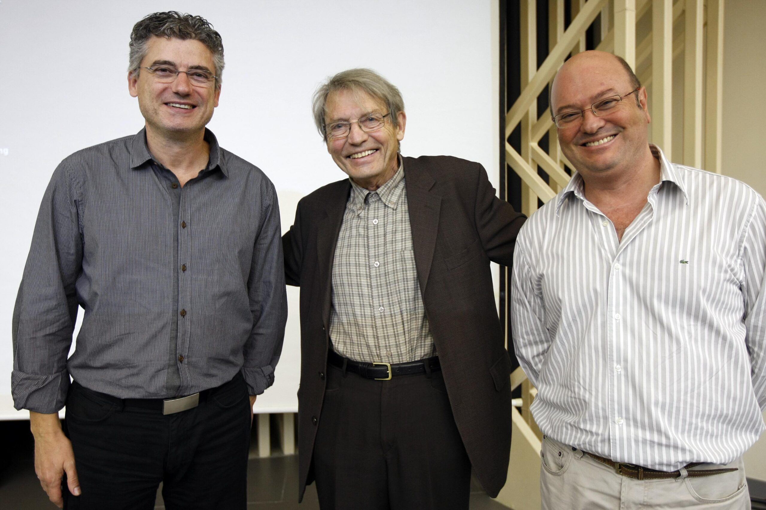 El compositor francés Jean-Claude Risset, entre Josep Lluís Galiana y Gregorio Jiménez, en el Club Diario Levante.